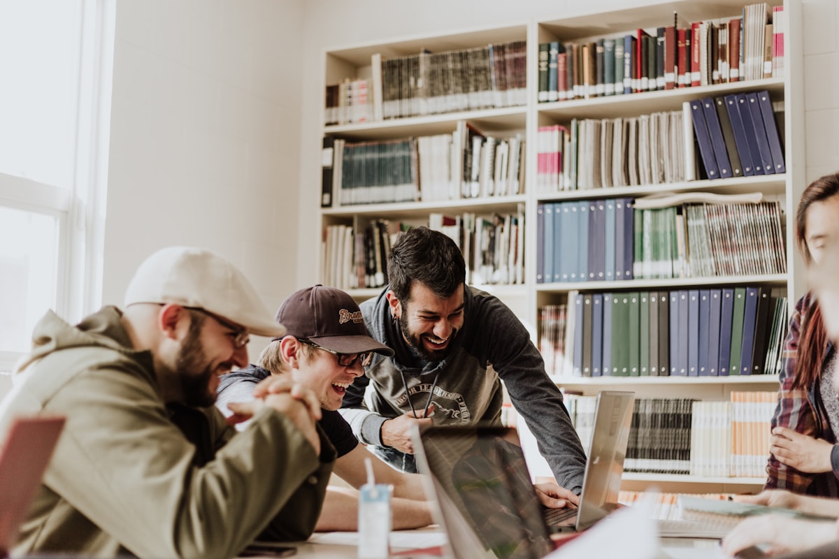Apprenants consultant des ouvrages de référence dans une bibliothèque d'étude