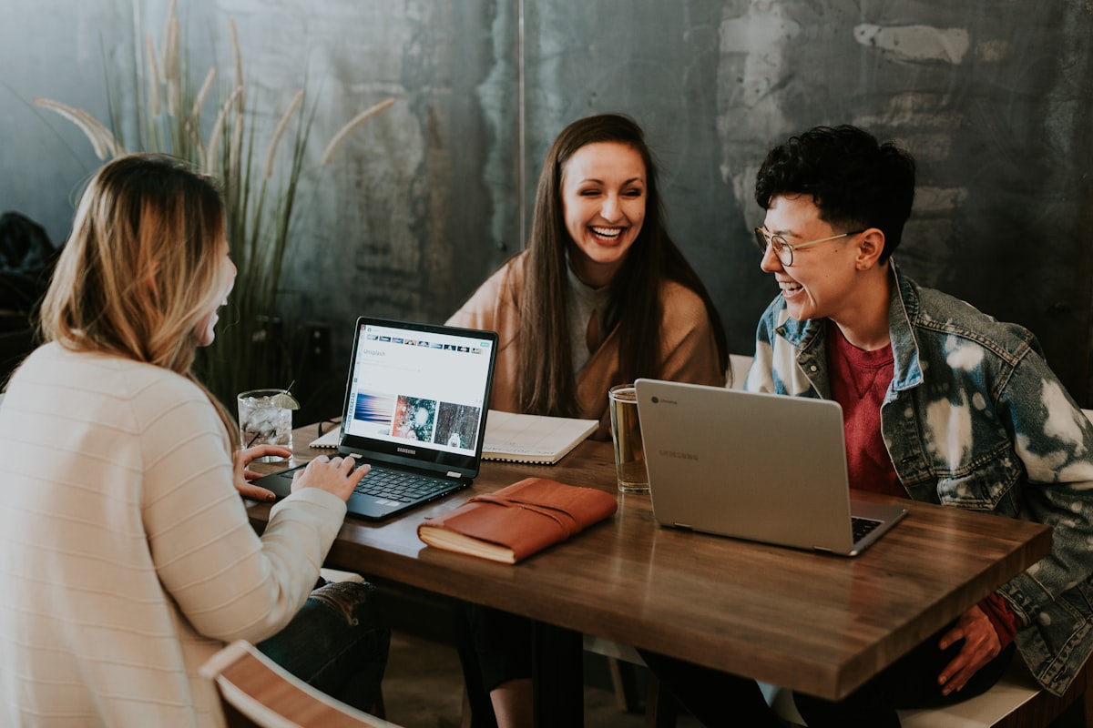 Groupe d'apprenants en travail collaboratif autour d'une table de cours à Strasbourg