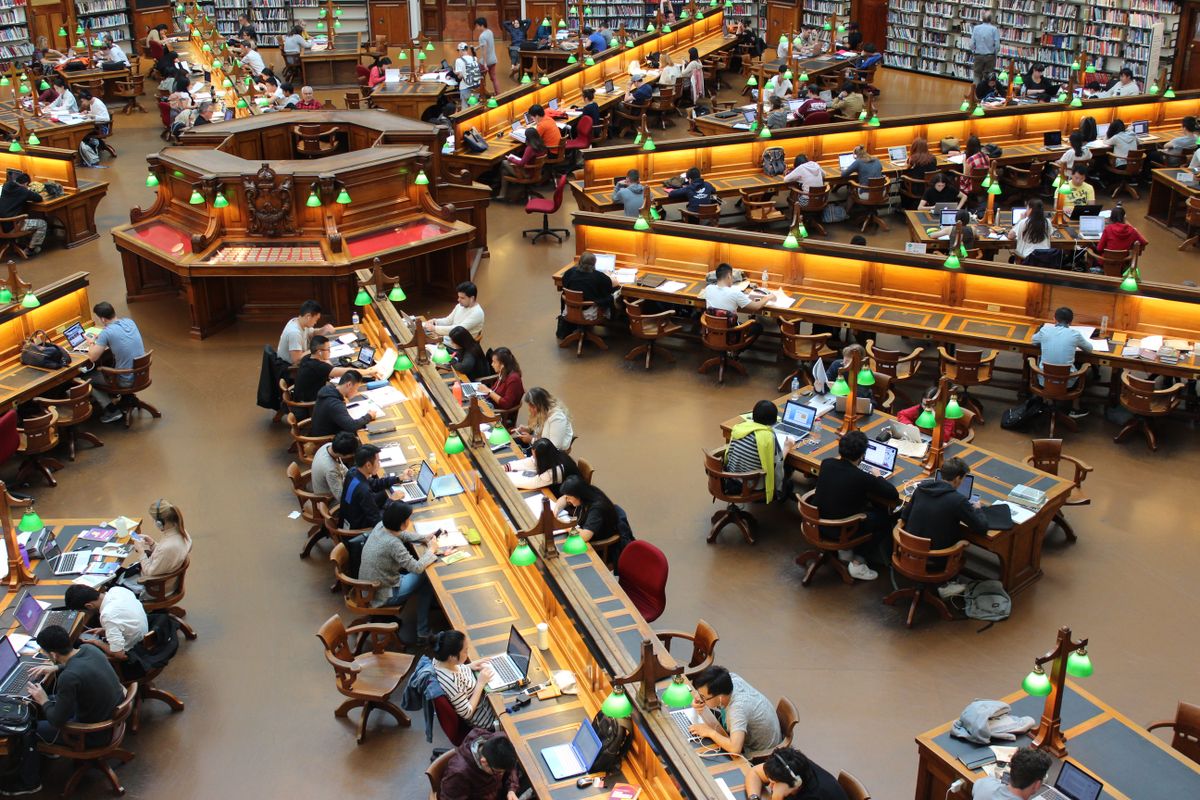 Salle d'étude académique avec apprenants travaillant sur leurs supports de cours à Strasbourg